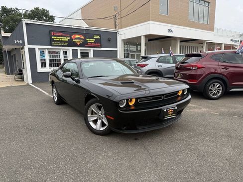 Used 2023 Dodge Challenger SXT image 1
