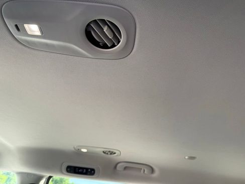 Used 2023 Chrysler Voyager LX FWD image 12