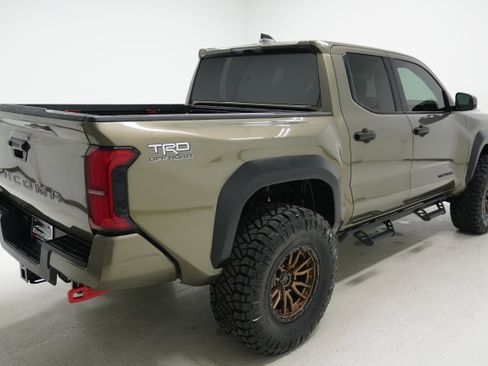 Used 2025 Toyota Tacoma TRD Off-Road AWD/4WD image 4