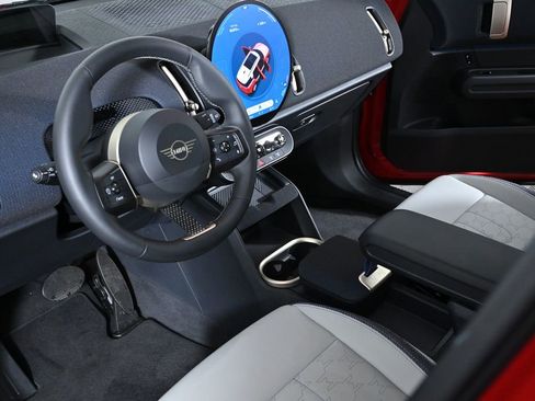 Used 2025 MINI Cooper Countryman SE w/ Comfort Package Max image 12