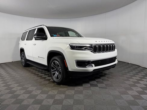 Used 2025 Jeep Wagoneer 4WD image 3