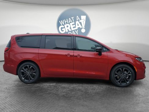 New 2026 Chrysler Pacifica Select image 2