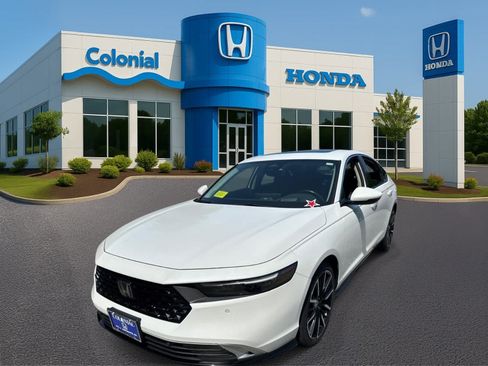Used 2023 Honda Accord Touring image 2