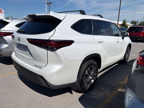 Used 2022 Toyota Highlander XLE AWD/4WD image 7