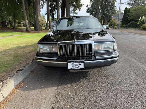 Used 1993 Lincoln Town Car Signature RWD image 8