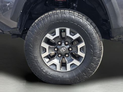 Used 2017 Toyota Tacoma TRD Off-Road w/ Premium & Technology Package AWD/4WD image 11