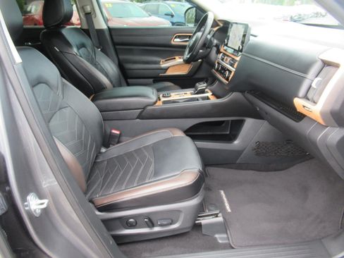 Used 2024 Nissan Pathfinder Platinum w/ Cargo Package AWD/4WD image 10