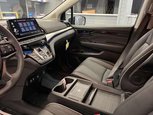 Used 2025 Honda Odyssey Touring image 13