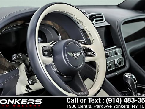 Used 2021 Bentley Bentayga image 27