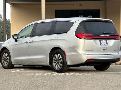 Used 2024 Chrysler Pacifica Select image 5
