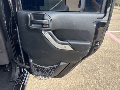 Used 2017 Jeep Wrangler Unlimited Rubicon w/ Connectivity Group image 24