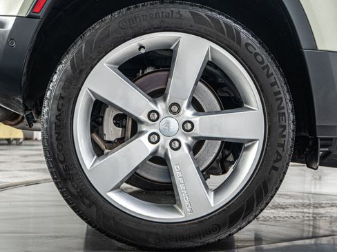 Used 2024 Land Rover Defender 110 SE image 48