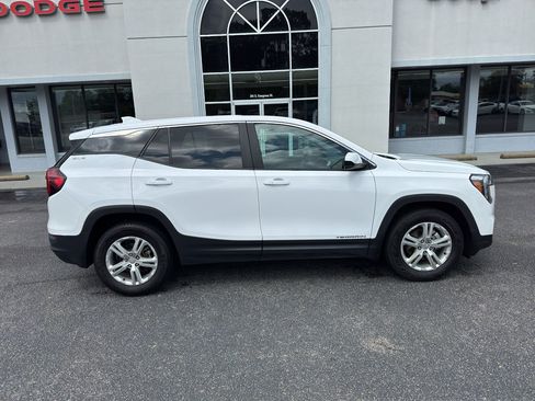 Used 2024 GMC Terrain SLE FWD image 2