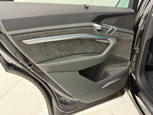 Used 2021 Audi e-tron Prestige w/ Prestige Package image 28