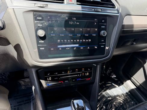 Used 2023 Volkswagen Tiguan SE w/ Panoramic Sunroof Package FWD image 23