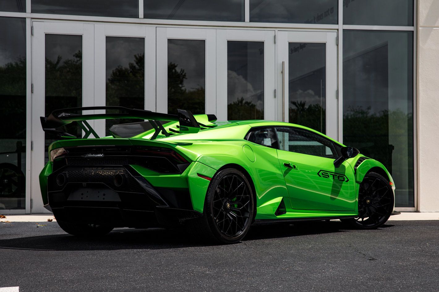 Used 2023 Lamborghini Huracan STO RWD image 21