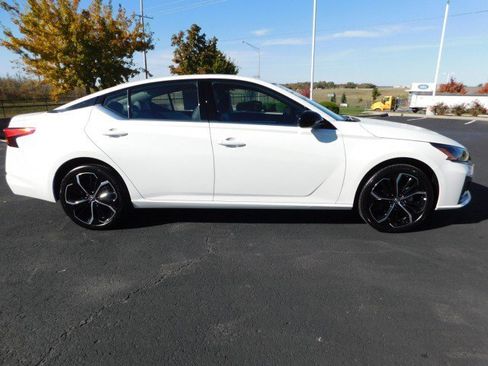 Used 2025 Nissan Altima 2.5 SR image 2