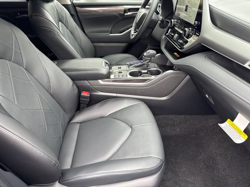 New 2026 Toyota Highlander Platinum AWD/4WD image 15