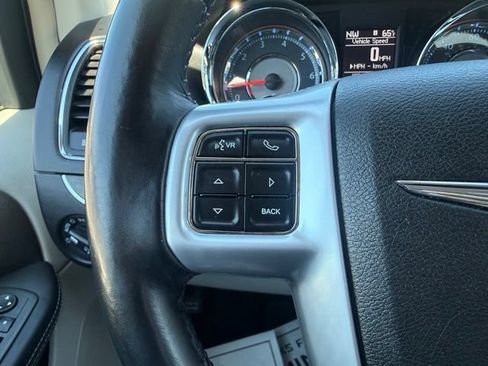 Used 2014 Chrysler Town & Country Touring FWD image 20