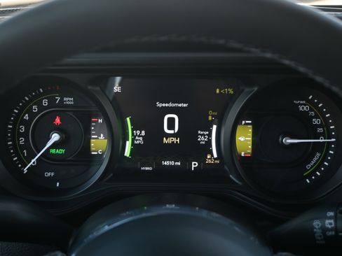 Used 2025 Jeep Wrangler Sahara image 24