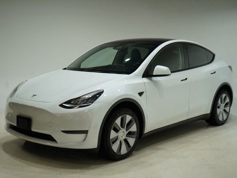 Used 2023 Tesla Model Y Long Range image 3