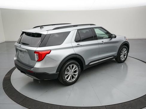 Certified 2023 Ford Explorer XLT w/ Equipment Group 202A AWD/4WD image 4