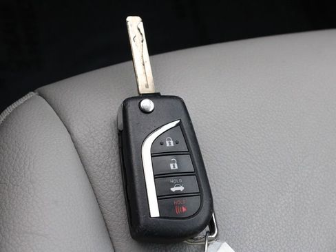 Used 2020 Toyota Camry SE image 26