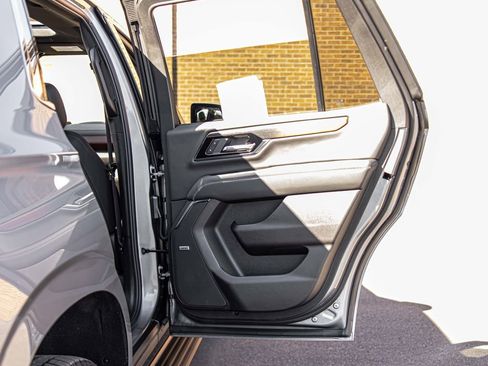 Used 2026 GMC Yukon Denali w/ Sun & Power Step Package AWD/4WD image 39