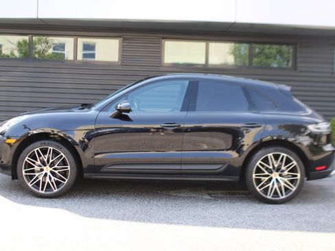 Certified 2025 Porsche Macan image 2