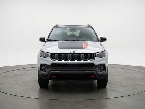 Used 2025 Jeep Compass Trailhawk AWD/4WD image 2