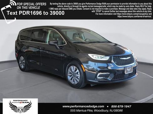 Used 2023 Chrysler Pacifica Touring-L FWD image 1