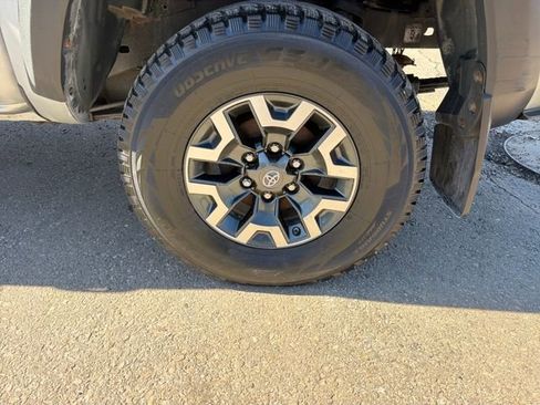 Used 2017 Toyota Tacoma TRD Off-Road w/ Premium & Technology Package image 31