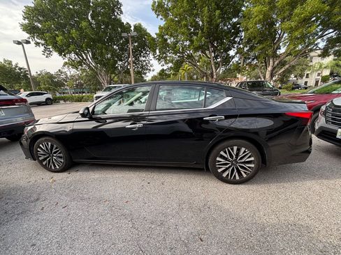 Used 2025 Nissan Altima 2.5 SV FWD image 8