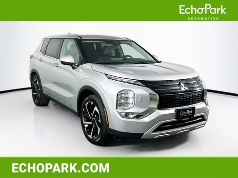 Used 2024 Mitsubishi Outlander SE image 1