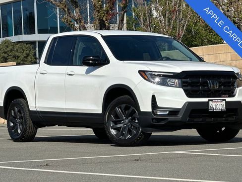 Used 2025 Honda Ridgeline Sport image 2