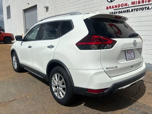 Used 2019 Nissan Rogue SV image 3