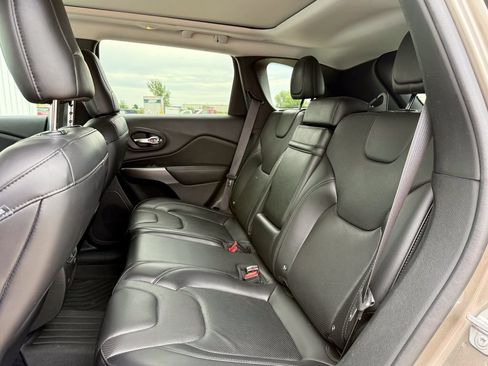 Used 2019 Jeep Cherokee Limited AWD/4WD image 12