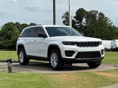 New 2026 Jeep Grand Cherokee Laredo w/ Trailer Tow Package AWD/4WD image 9