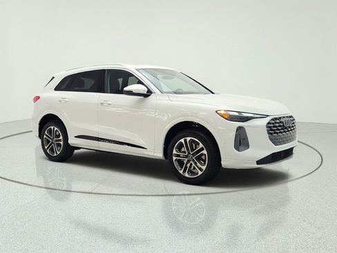 Used 2025 Audi Q5 Premium w/ Convenience Package AWD/4WD image 3