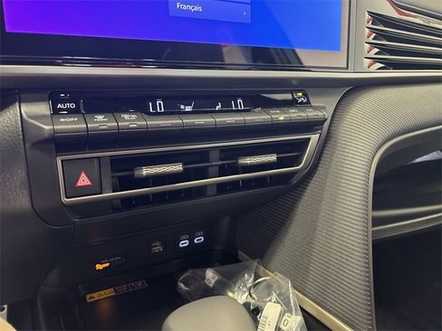 Used 2025 Toyota Camry SE w/ Multimedia Upgrade Package image 19