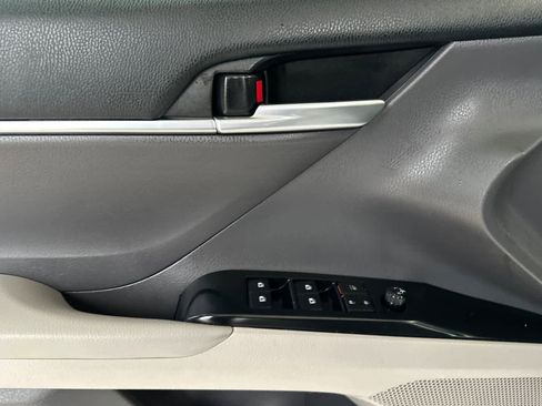 Used 2018 Toyota Camry SE w/ Moonroof Package image 12