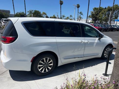 Used 2023 Chrysler Pacifica Limited image 6