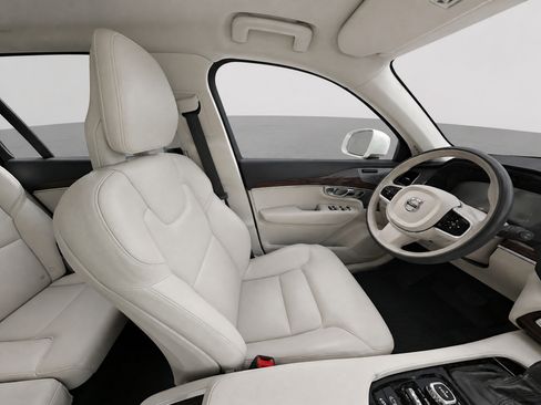 Used 2016 Volvo XC90 T6 Momentum w/ Momentum Plus Package AWD/4WD image 10