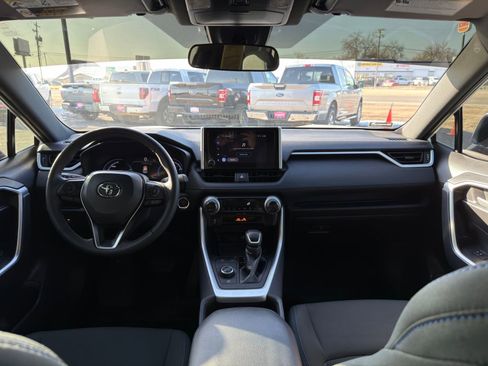 Used 2025 Toyota RAV4 SE image 33