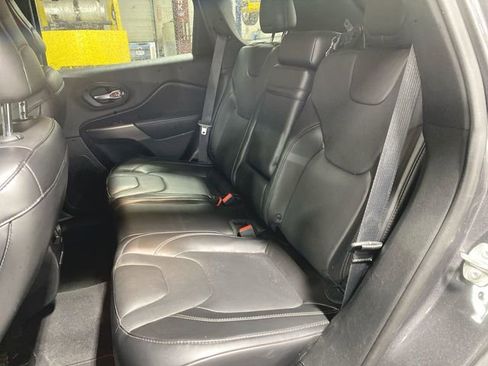 Used 2019 Jeep Cherokee Limited image 7