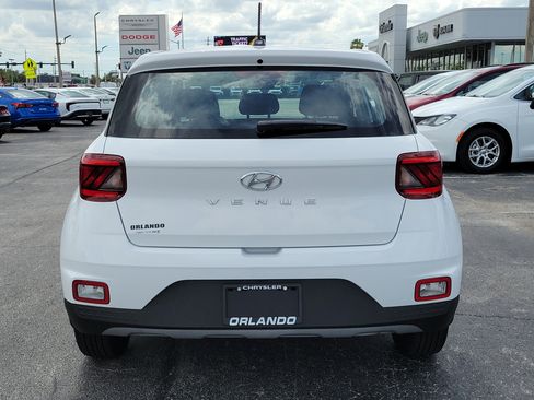 Used 2023 Hyundai Venue SE FWD image 6