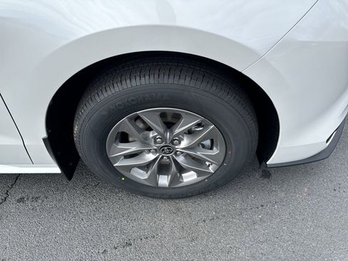 New 2025 Toyota Sienna XLE image 10