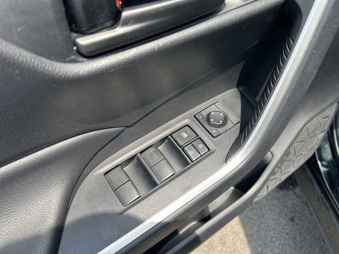 Used 2019 Toyota RAV4 LE AWD/4WD image 11