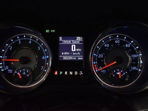 Used 2016 Chrysler Town & Country Touring image 21