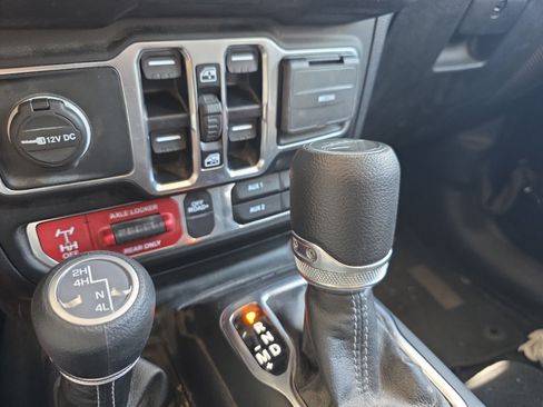 Used 2025 Jeep Gladiator Mojave AWD/4WD image 19